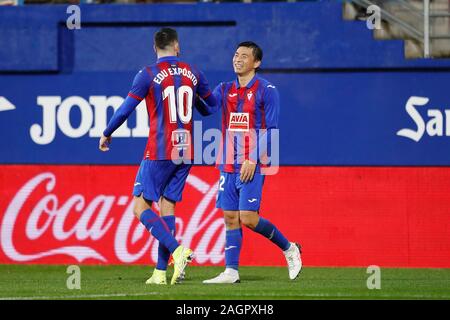 Eibar, Spanien. 20 Dez, 2019. (L - R) Edu Exposito, Takashi Inui (Eibar) Fußball: Exposito und Inui feiern nach inui's Ziel während der spanischen La Liga Santander' Match zwischen SD Eibar 3-4 Granada CF im Estadio Municipal de Ipurua in Eibar, Spanien. Credit: mutsu Kawamori/LBA/Alamy leben Nachrichten Stockfoto