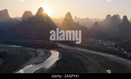 Luftaufnahme von Xingping karste Hügeln und Li River bei Sonnenuntergang in der Nähe von Yangshuo in der Provinz Guanxi, China Stockfoto