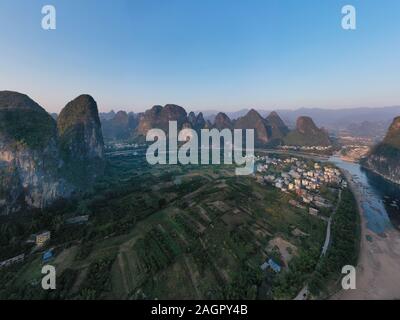 Sonnenaufgang über Xingping karste Hügeln in Xianggong Hill und Li River bei Sonnenuntergang in der Nähe von Yangshuo in der Provinz Guanxi, China Stockfoto