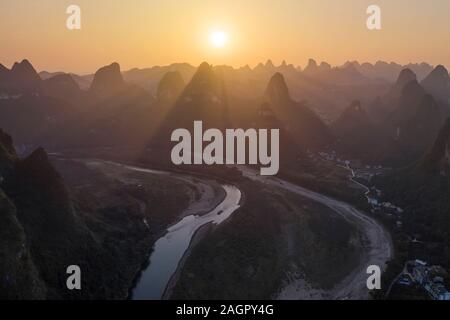 Luftaufnahme von Xingping karste Hügeln und Li River bei Sonnenuntergang in der Nähe von Yangshuo in der Provinz Guanxi, China Stockfoto