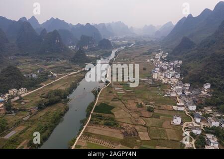 Luftaufnahme der Landschaft in Yangshuo in der Provinz Guanxi, China Stockfoto