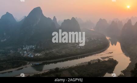 Sonnenaufgang über Xingping karste Hügeln in Xianggong Hill und Li River bei Sonnenuntergang in der Nähe von Yangshuo in der Provinz Guanxi, China Stockfoto