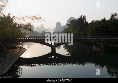 Yangshuo, China - 7 November, 2019: Brücke in Yangshuo, Guanxi Provinz - China Stockfoto