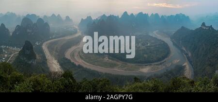 Luftaufnahme des Li River in Xingping in der Nähe von Yangshuo in der Provinz Guanxi, China, bei Sonnenaufgang Stockfoto