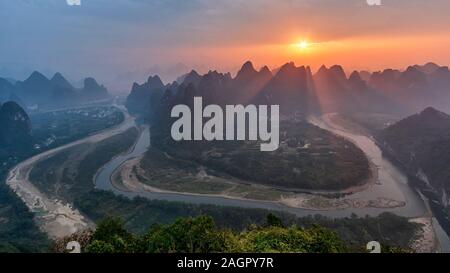 Luftaufnahme des Li River in Xingping in der Nähe von Yangshuo in der Provinz Guanxi, China, bei Sonnenaufgang Stockfoto