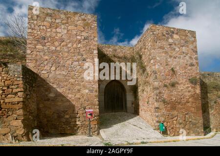 Castle Gate, 13. Jahrhundert, Cumbres De San Bartolome, Provinz Huelva, Andalusien, Spanien, Europa. Stockfoto