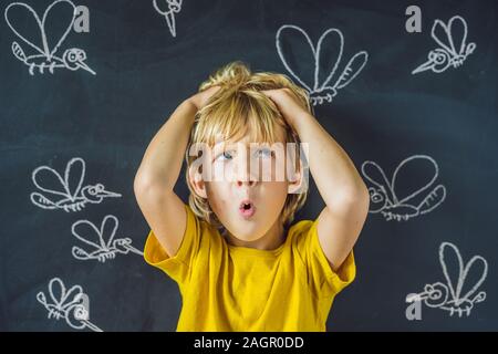 Der Junge wird durch Moskitos auf einem dunklen Hintergrund gebissen. Auf der Tafel mit Kreide gemalt Moskitos Stockfoto