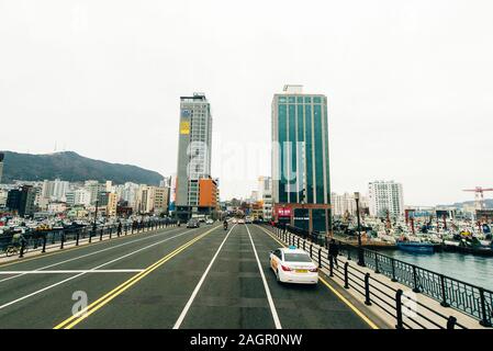 Busan, Busan, Korea - Oktober 2019 Yeongdodaegyo Brücke für Schiffe rasied übergeben Stockfoto