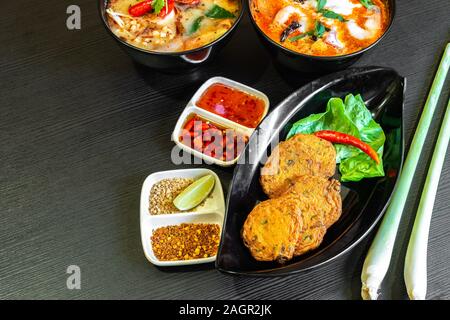 Würzig gebratener Fisch Kuchen, (Tod Mun Pla), eine traditionelle Thailand Vorspeise ist mit frischem Fisch Paste, lange Bohnen, rote Curry Paste und Kaffernlimette leav Stockfoto