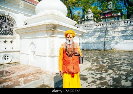 Sadhu Mann mit traditionellen bemalten Gesicht in Pashupatinath Tempel von Kathmandu, Nepal - august, 2019 Stockfoto