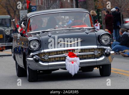 12/01/12 11:43:59 UHR - Souderton, PA: A classic Chevy Fahrten Laufwerke auf Hauptstraße während der souderton/Telford Holiday Parade Dezember 1, 2012 in Mailando Stockfoto