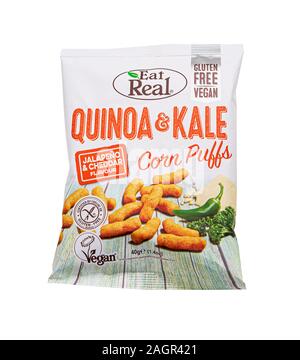 SWINDON, Großbritannien - 21 Dezember, 2019: Beutel mit Essen Real Quinoa & Kale Glutenfrei Jalapino & Chedder Vegan Corn Puffs auf einem weißen Hintergrund. Stockfoto