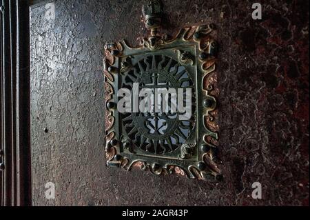 09 Jun 2009 detail Metallplatte auf Tür innen Basilika Bom Jesus Kirche Old Goa oder Velha Goa Indien behoben Stockfoto