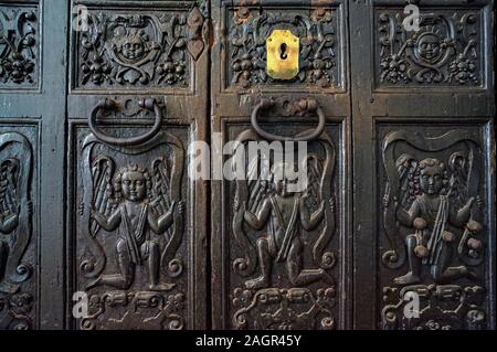 09 Jun 2009 Detail der alte Holztür im Inneren der Basilika Bom Jesus Kirche Old Goa Indien Stockfoto