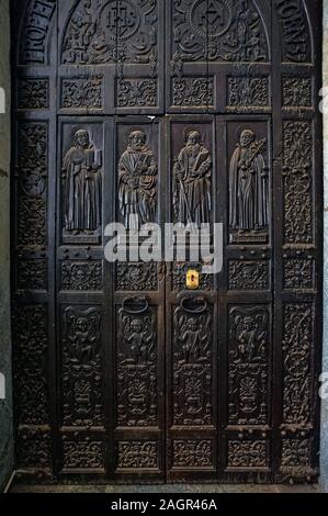 09 Jun 2009 Detail der alte Holztür im Inneren der Basilika Bom Jesus Kirche Old Goa Indien Stockfoto