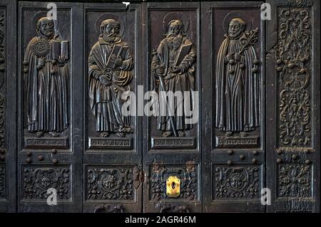 09 Jun 2009 Detail der alte Holztür im Inneren der Basilika Bom Jesus Kirche Old Goa Indien Stockfoto