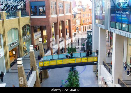 16. Oktober 2019 den Eingang zu Victoria Shopping Center über Mais Marker Belfast Nordirland. Das Zentrum beherbergt eine Reihe von bis Markt Geschäfte, speichern Stockfoto