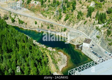 Der South Fork des Flathead River fließt unter Hungry Horse Damm in Montana, USA Stockfoto