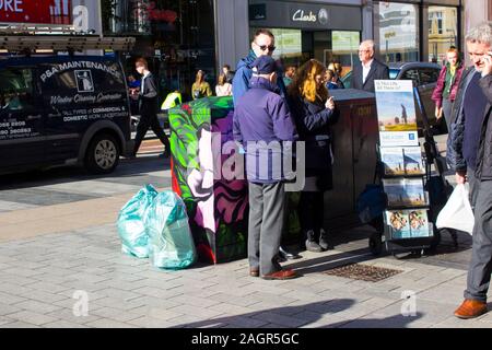 16. Oktober 2019 Jehovas Zeugen ihrer Literatur auf Royal Avenue Verteilung im Zentrum von Belfast Nordirland an einem sonnigen Nachmittag in Oc Stockfoto