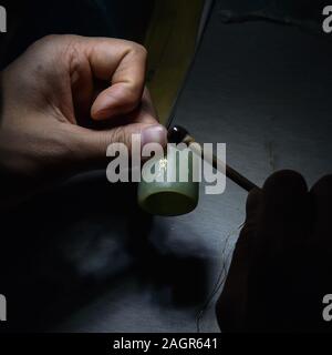 (191221) - Peking, 21. Dez., 2019 (Xinhua) - Guo Weijun Inlays, Gold in ein Jade ring in Peking, der Hauptstadt von China, Dez. 17, 2019. Als eine der acht einzigartige Kunst und Handwerk im alten Peking, Jade Carving wurde als nationale immateriellen Kulturerbes im Jahr 2008 gekrönt. Die Technik, mit Gold und Silber Inlay, besonders genießt einen guten Ruf für hohe Kunst, wissenschaftliche und historische Werte. Guo Weijun, einem renommierten Handwerksbetrieb in Gold und Silber mit Intarsien Jadeschnitzerei, fördert und innovative diese Technik so, dass bekannt und von mehr Menschen und die traditionellen Kult begünstigt werden Stockfoto