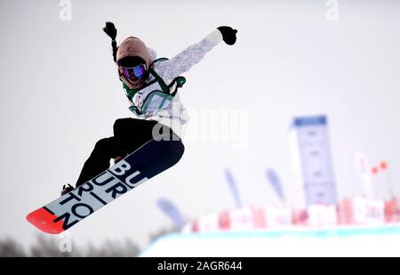 (191221) - Peking, 21. Dez., 2019 (Xinhua) - Chinas Liu Jiayu konkurriert während Snowboard Halfpipe Qualifikation der Frauen bei der FIS Snowboard WM 2020 in Chongli, im Norden der chinesischen Provinz Hebei, Dez. 20, 2019. (Xinhua / Wang Xiao) Stockfoto