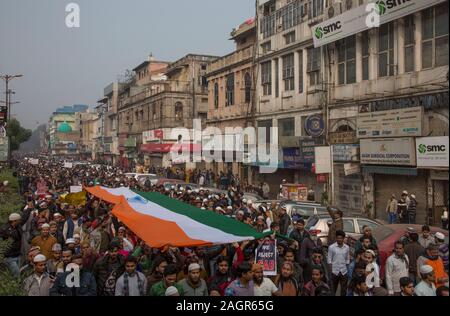 New Delhi, Indien. 20 Dez, 2019. Die demonstranten März während eines Protestes gegen neue Staatsbuergerschaftsrecht in Neu Delhi, Indien, Dez. 20, 2019. Mindestens sechs Menschen getötet und mehrere weitere verletzt Freitag während Gewalt im nordindischen Bundesstaat Uttar Pradesh über die umstrittenen neuen Staatsangehörigkeitsrecht, sagte die Polizei. Proteste ausgebrochen über Indien und in Universitäten gegen das neue Staatsbuergerschaftsrecht letzte Woche nach dem Indischen Parlament das Gesetz verabschiedet. Credit: Javed Dar/Xinhua/Alamy leben Nachrichten Stockfoto