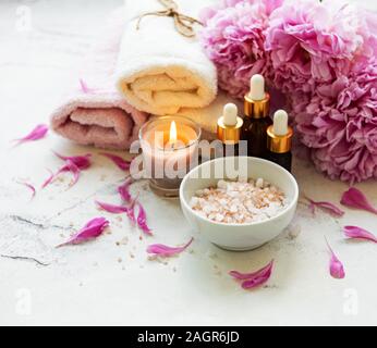 SPA Concept: Zusammensetzung der spa Behandlung mit natürlichem Meersalz, aromatische Öl und Pfingstrosen Blumen Stockfoto