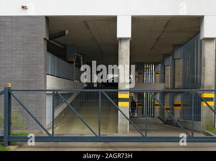 Stahl Tor zu einer zwei-level auto Garage in den unteren Etagen eines modernen kleinen city home Stockfoto