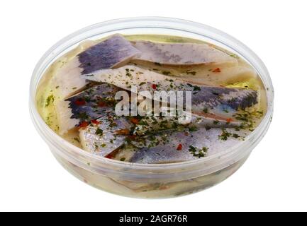 Die runden Kunststoffbehälter mit marinierten salzig Filet von der norwegischen Hering Fisch mit Gewürzen. Isolierte studio Makro Stockfoto