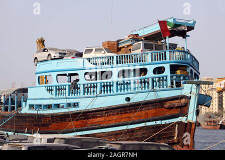 Dubai, Vereinigte Arabische Emirate - 03. Dezember 2019. Die Rückseite der Hauptstadt Seehafen. Eine kleine hölzerne private no name Kaufmann Schiffe und Boote wi Stockfoto