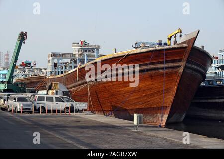 Dubai, Vereinigte Arabische Emirate - 03. Dezember 2019. Die Rückseite der Hauptstadt Seehafen. Eine kleine Holz- und Stahl privat ohne Namen Handelsschiffe und Stockfoto