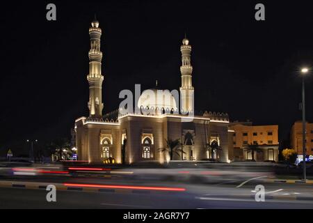 Dubai, Vereinigte Arabische Emirate - Dezember 03, 2019: Alle islamischen Moscheen in der Mitte des arabischen Hauptstadt in der Nacht durch Strahler beleuchtet. Stockfoto