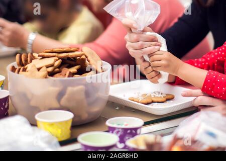 Kinder traditionelle Weihnachtsdekoration mit Hand cookies Stockfoto
