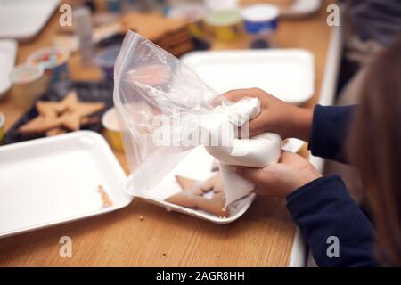 Kinder traditionelle Weihnachtsdekoration mit Hand cookies Stockfoto