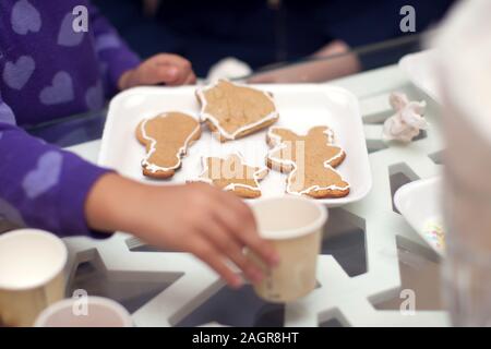 Kinder traditionelle Weihnachtsdekoration mit Hand cookies Stockfoto