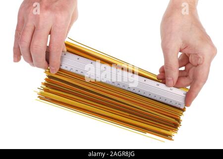 Bauer prüft die Größe und Qualität von Gemüse Spaghetti mit einem Lineal isoliert. Auf weissem Studio essen Konzept isoliert Stockfoto