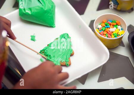 Kinder traditionelle Weihnachtsdekoration mit Hand cookies Stockfoto