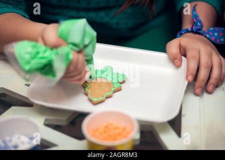 Kinder traditionelle Weihnachtsdekoration mit Hand cookies Stockfoto
