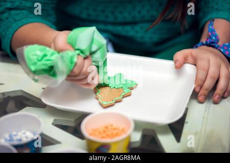 Kinder traditionelle Weihnachtsdekoration mit Hand cookies Stockfoto