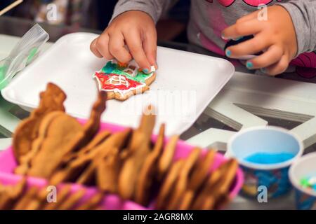 Kinder traditionelle Weihnachtsdekoration mit Hand cookies Stockfoto