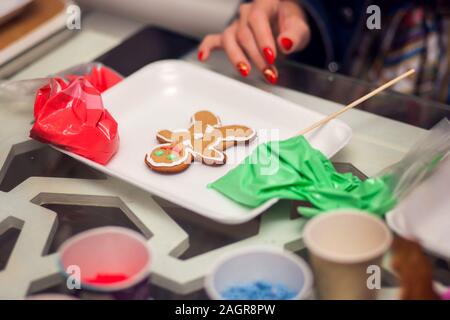 Kinder traditionelle Weihnachtsdekoration mit Hand cookies Stockfoto