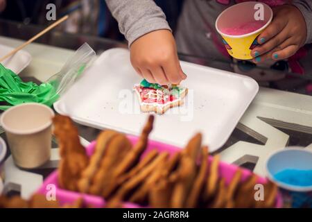 Kinder traditionelle Weihnachtsdekoration mit Hand cookies Stockfoto