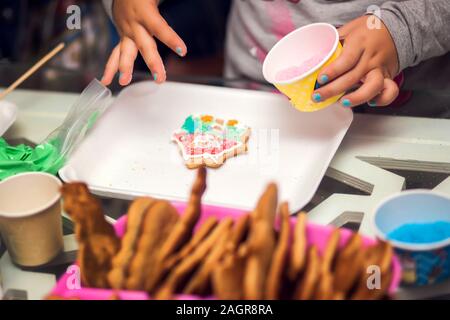 Kinder traditionelle Weihnachtsdekoration mit Hand cookies Stockfoto
