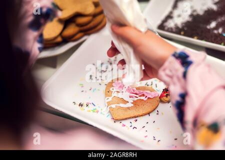 Kinder traditionelle Weihnachtsdekoration mit Hand cookies Stockfoto