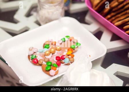 Kinder traditionelle Weihnachtsdekoration mit Hand cookies Stockfoto