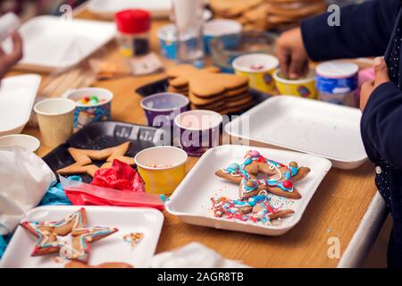Kinder traditionelle Weihnachtsdekoration mit Hand cookies Stockfoto