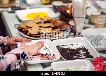 Kinder traditionelle Weihnachtsdekoration mit Hand cookies Stockfoto