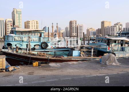 Dubai, Vereinigte Arabische Emirate - 03. Dezember 2019. Die Rückseite der Hauptstadt Seehafen. Eine kleine hölzerne Privat ohne Namen gebrochen Händler Boote mit Stockfoto