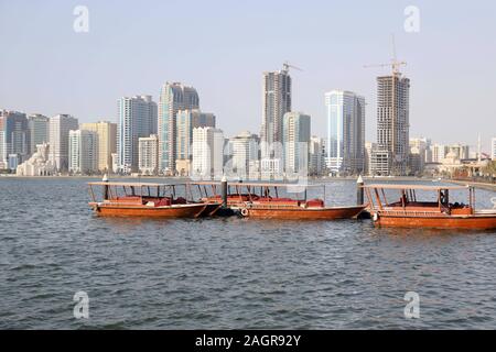 Dubai, Vereinigte Arabische Emirate - 03. Dezember 2019. Die Rückseite der Hauptstadt Seehafen. Eine kleine Holz- und Stahl privat ohne Namen Handelsschiffe und Stockfoto