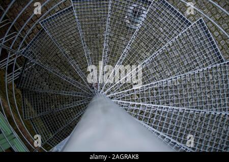 Spirale graues Metall Treppen Schritte als Hintergrund. Nahaufnahme von spindeltreppe, Sicherheit Element von Gebäude Brandschutz. Moderne futuristischen Look. Stockfoto